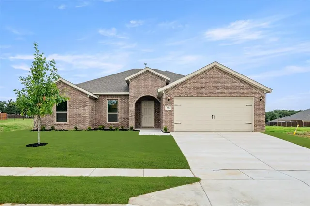 $379,900 | 733 Stone Eagle Drive, Azle, TX 76020