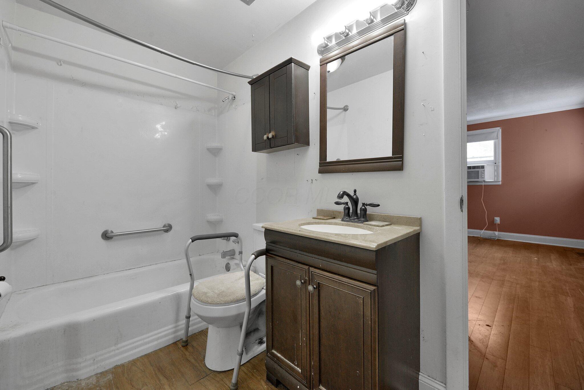 3166 Howey Road Columbus, OH 43224 - Photo 22 of 28 FULL BATH
