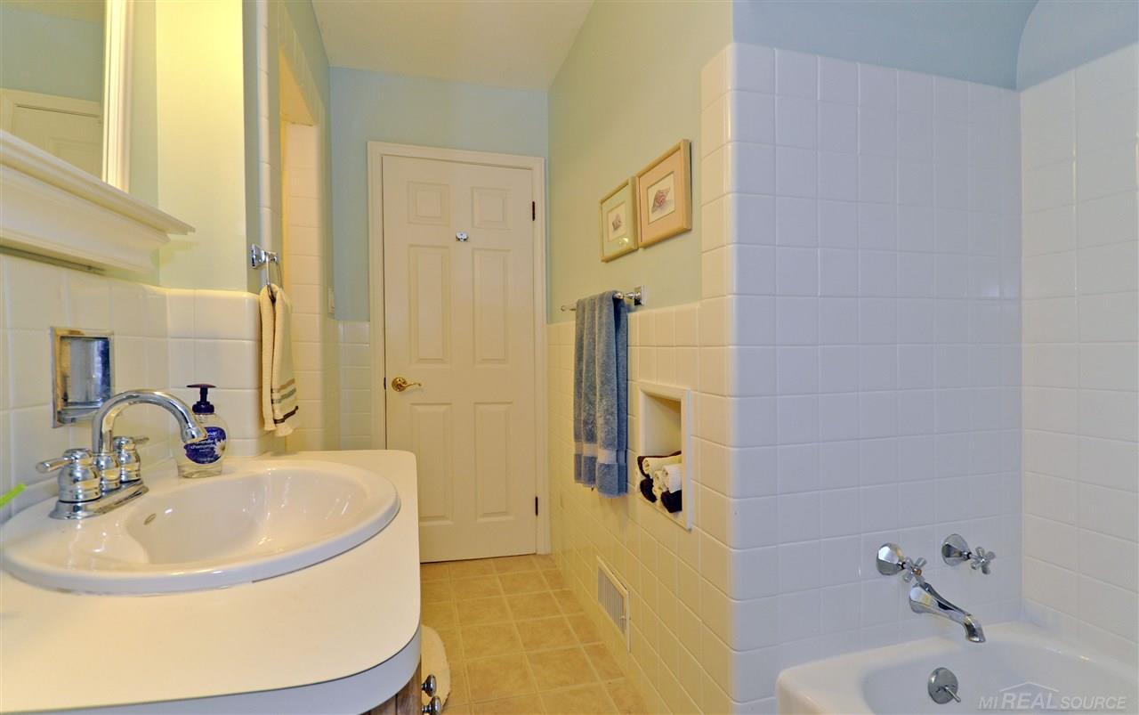 483 Shoreham Road Grosse Pointe Woods, MI 48236 - Photo 36 of 44
