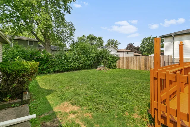 a view of backyard with garden