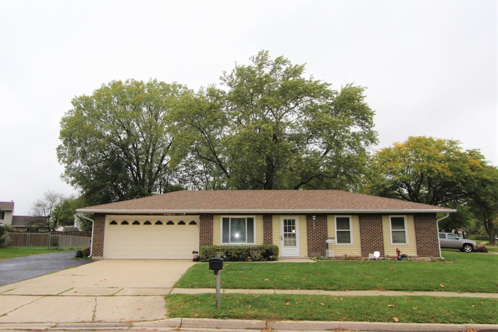 1082 Hunter Drive Elgin, IL 60120 - Photo 2 of 18