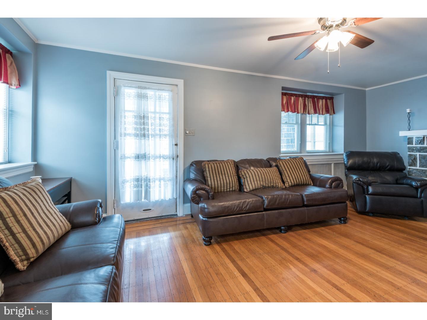 118 Kenmore Road Upper Darby, PA 19082 - Photo 6 of 25 Living Room
