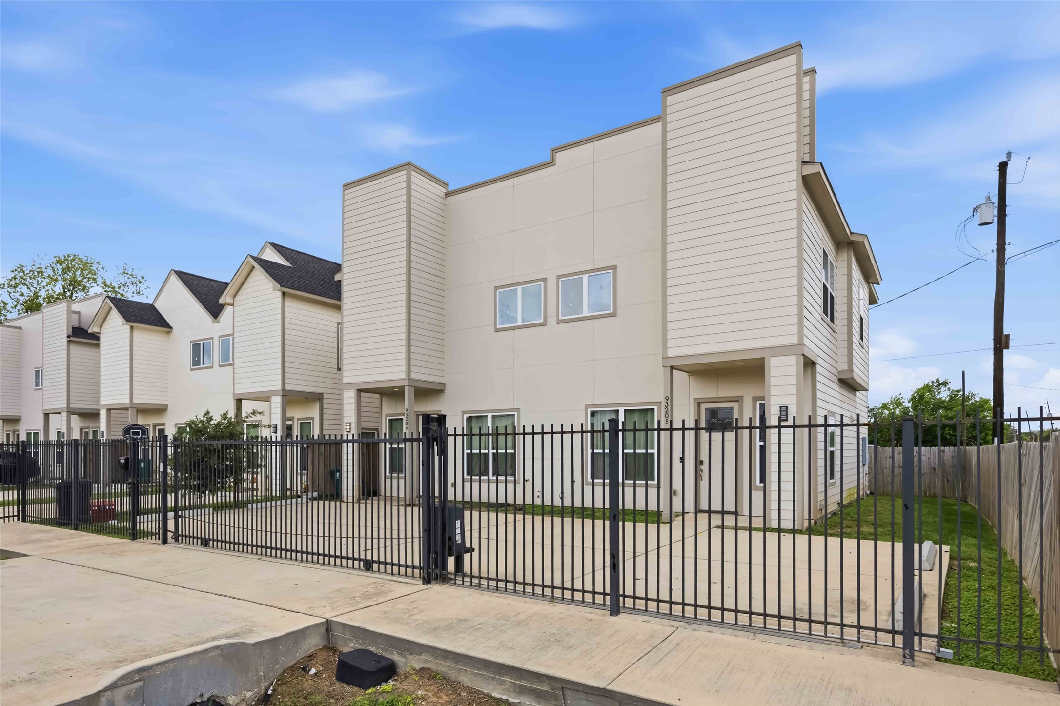 9320 Coffee Street, Unit B Houston, TX 77033 - Photo 2 of 26