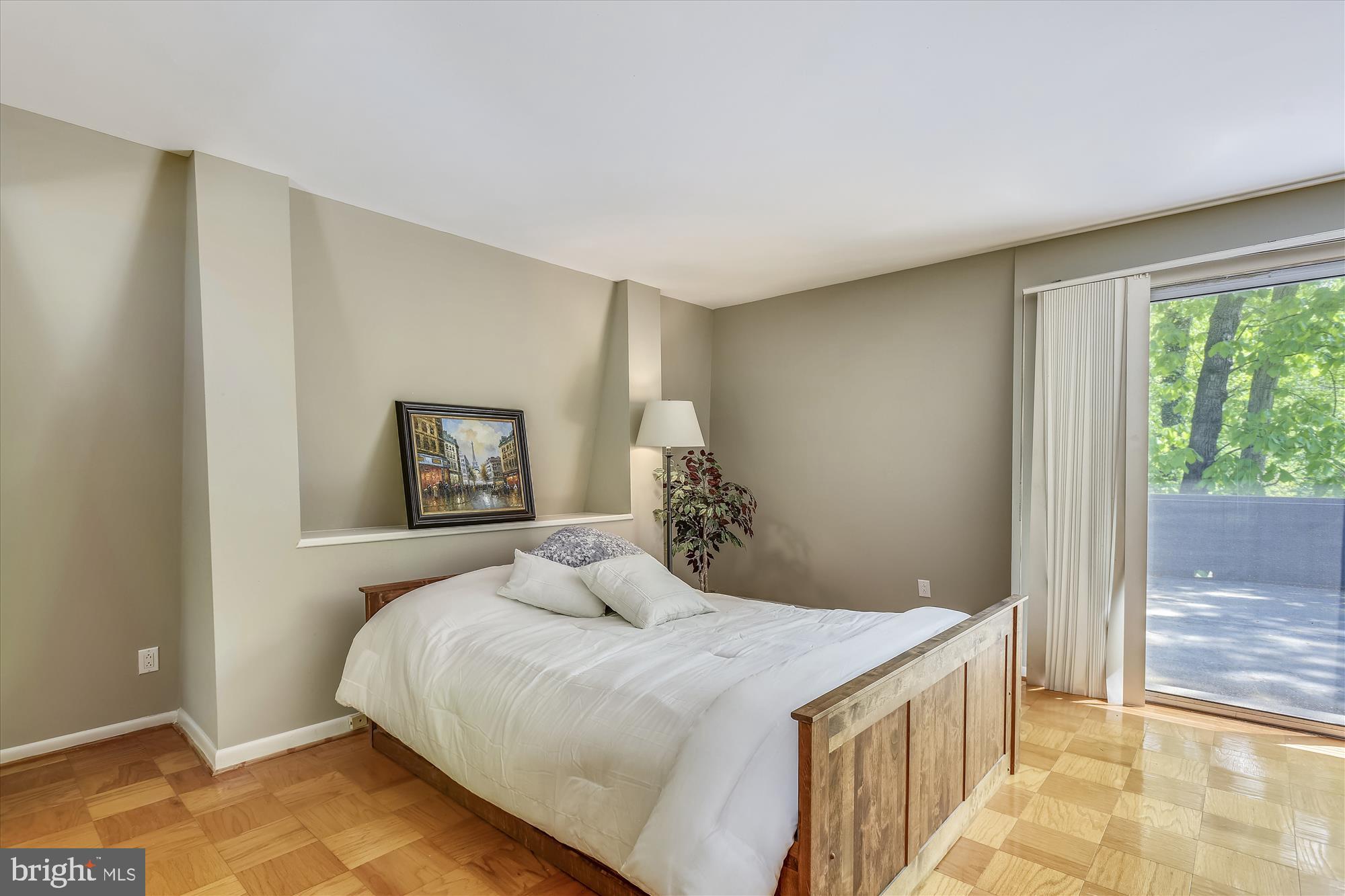 2410 Bugle Lane Reston, VA 20191 - Photo 25 of 65 Huge Master Bedroom - Note the wall design