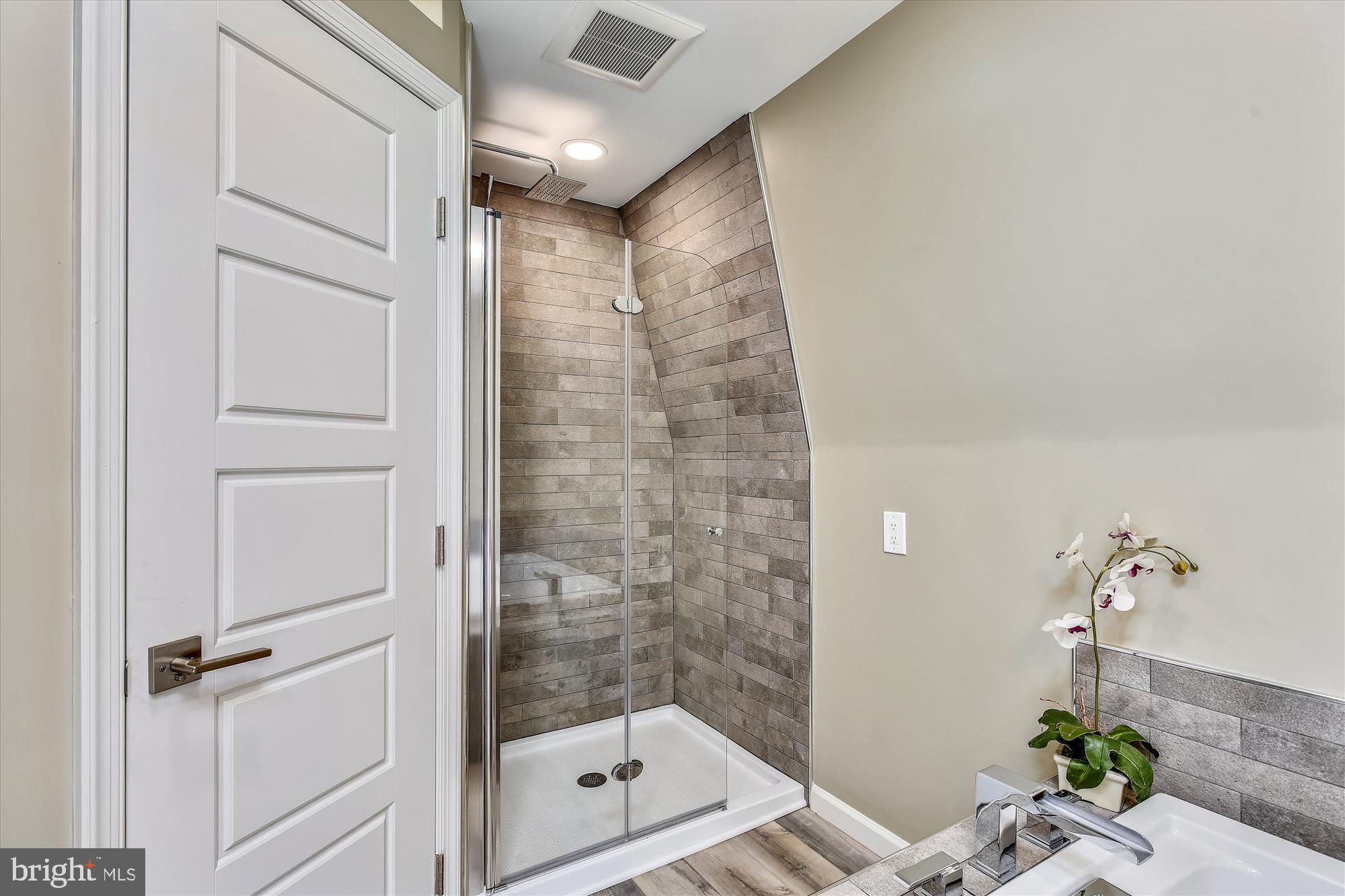 2410 Bugle Lane Reston, VA 20191 - Photo 34 of 65 Separate Custom Shower w/rain head & wand