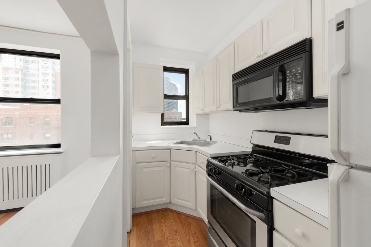 245 East 37th Street, Unit 3H Manhattan, NY 10016 - Photo 3 of 7