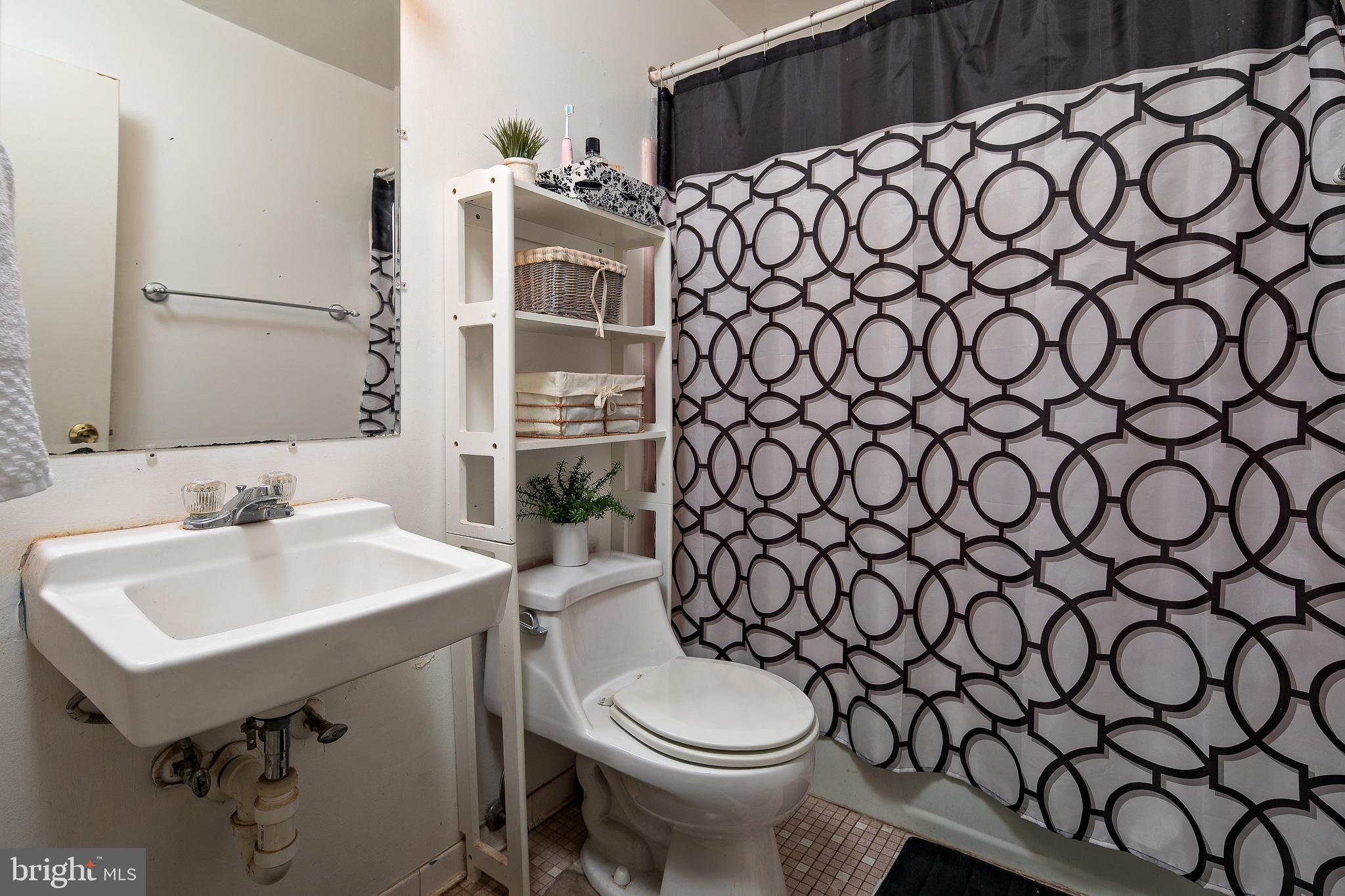 7529 Remington Road Manassas, VA 20109 - Photo 17 of 25 Hallway full bathroom