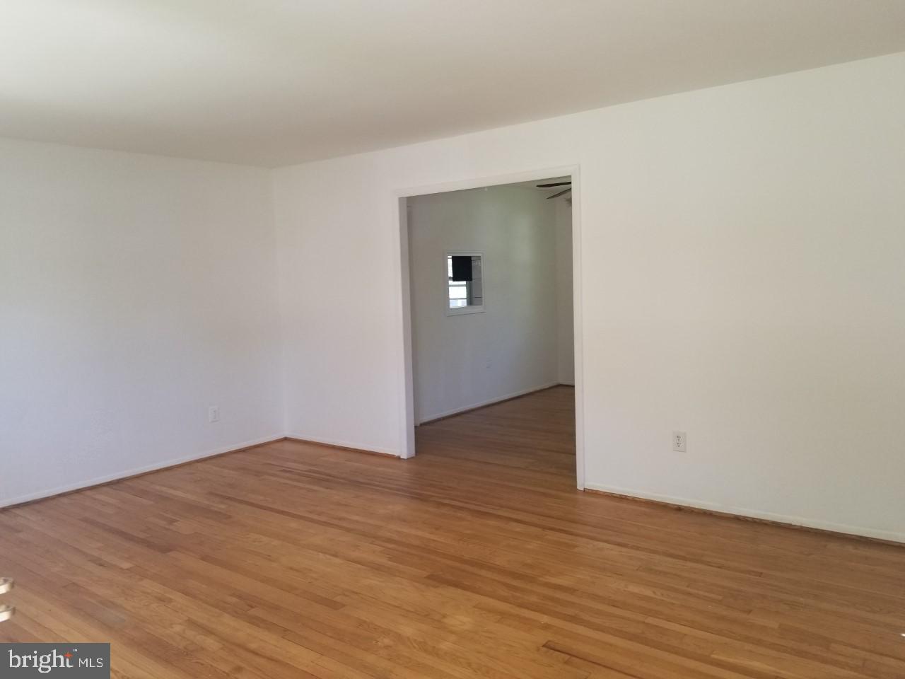 7416 Northrop Road Alexandria, VA 22306 - Photo 9 of 30 LIVING ROOM