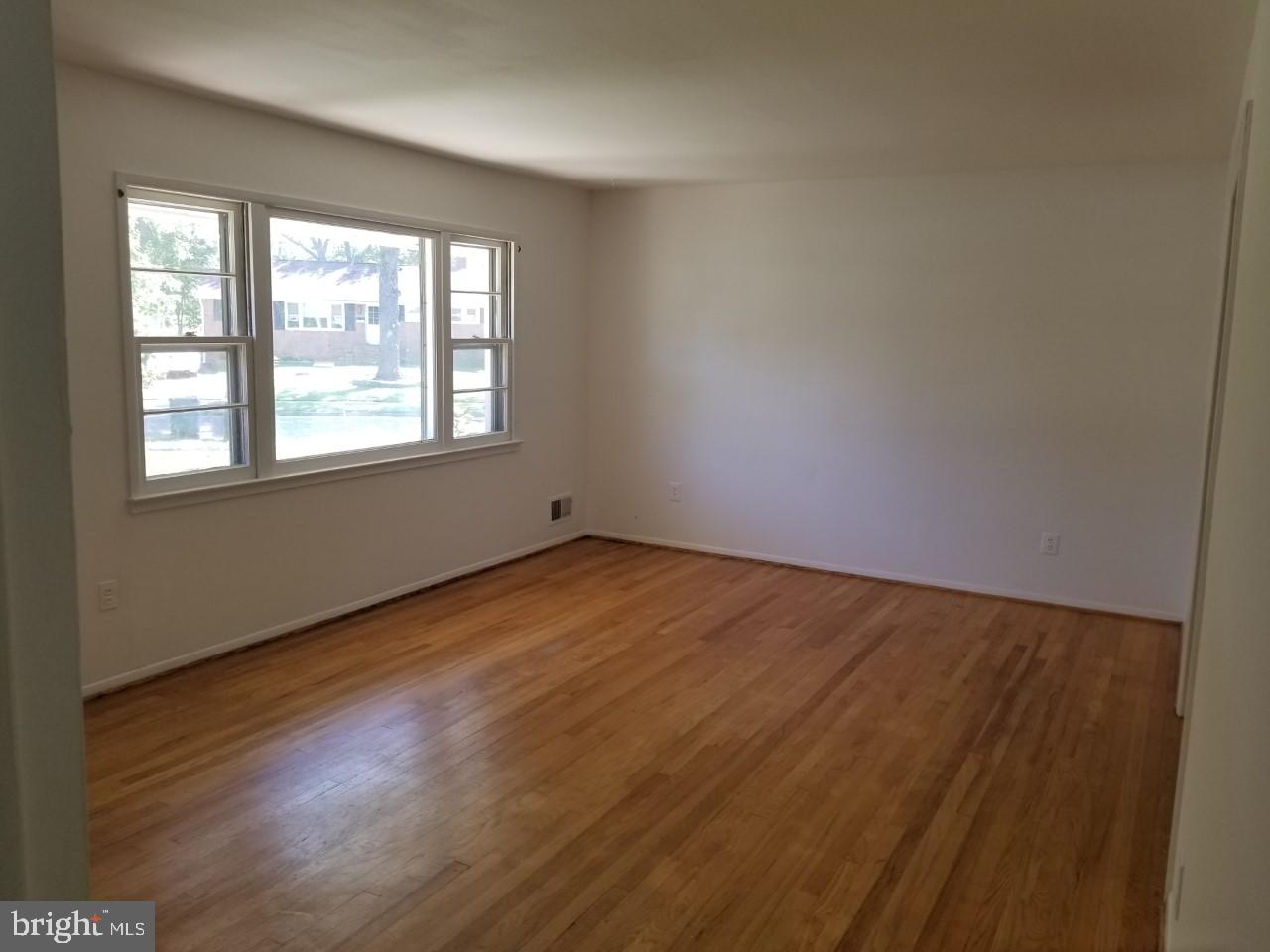 7416 Northrop Road Alexandria, VA 22306 - Photo 10 of 30 LIVING ROOM