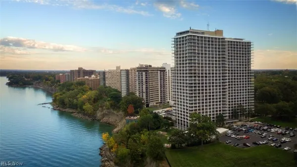 $2,000 | 12700 Lake Avenue, Unit 1610, Lakewood, OH 44107