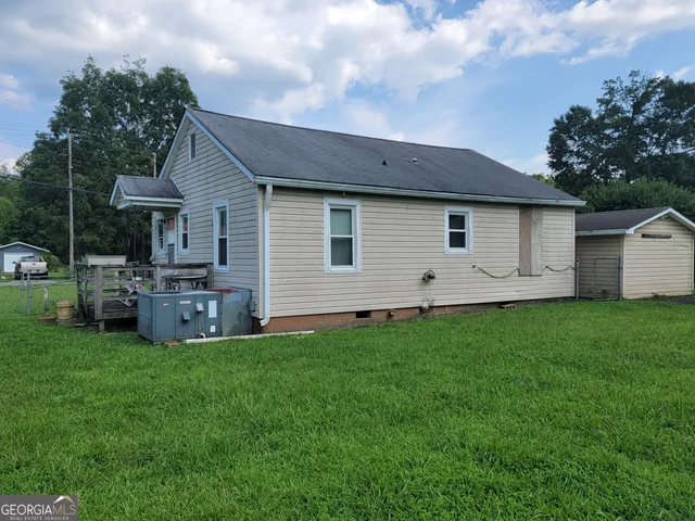 a view of a house with backyard