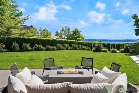$9,950,000 | 9345 Northeast 19th Street, Clyde Hill, WA 98004