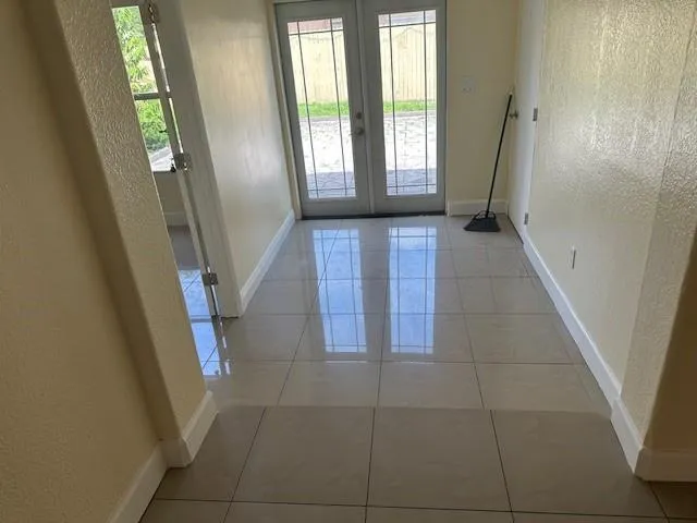 a view of an entryway with a livingroom