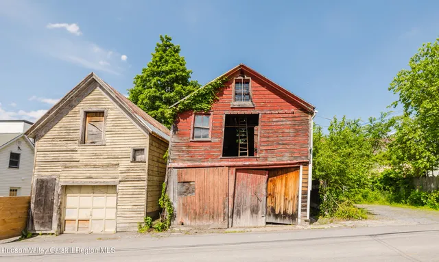 a view of a house with a yard and plants