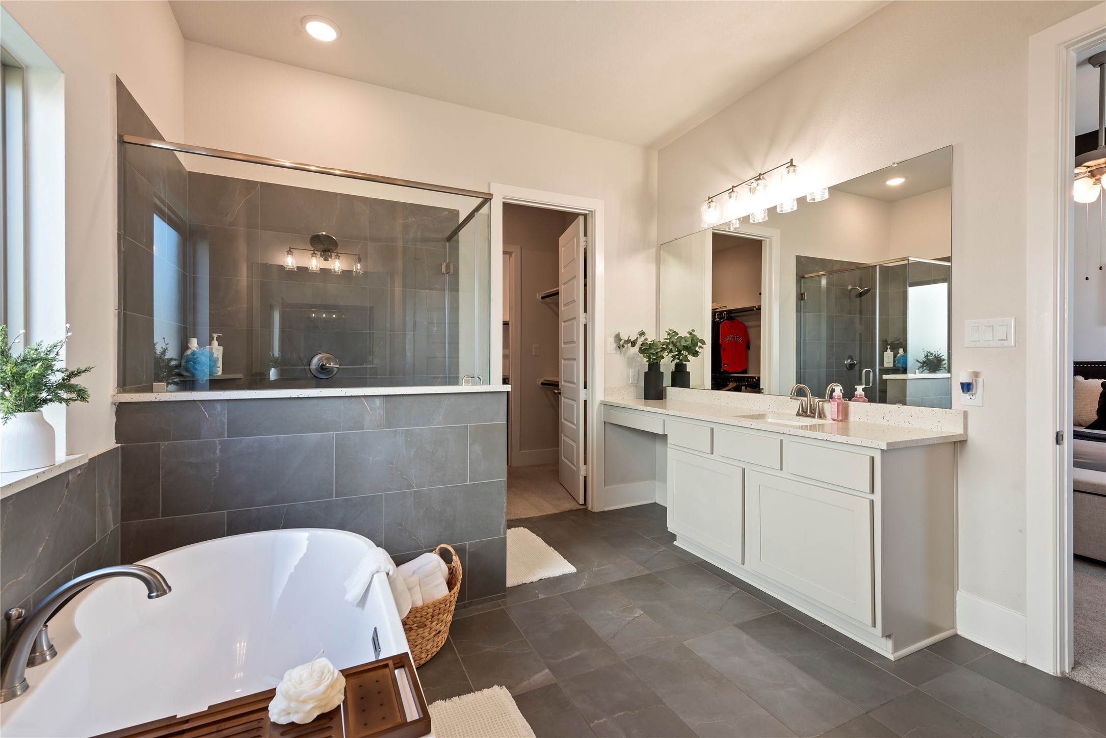 6034 Lake Bridge Lane Manvel, TX 77578 - Photo 13 of 33 a bathroom with a sink mirror and a bathtub