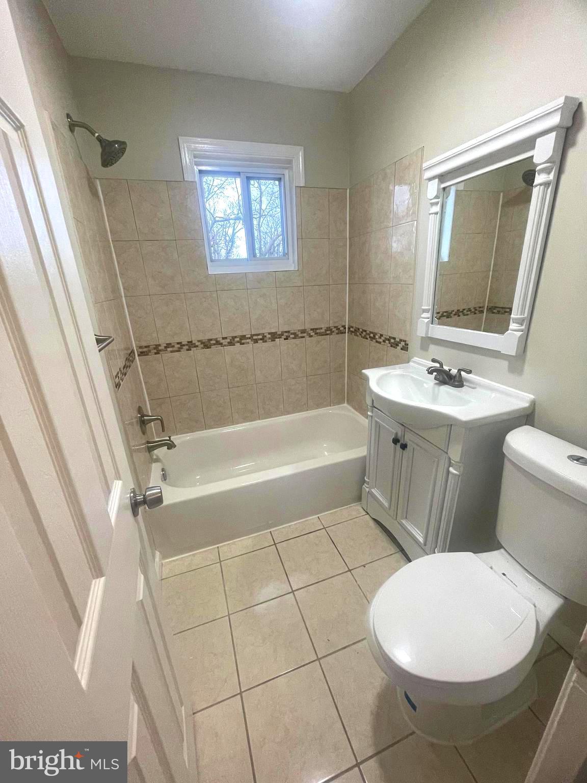 12120 Centerhill Street Silver Spring, MD 20902 - Photo 25 of 31 Full, modern bath.