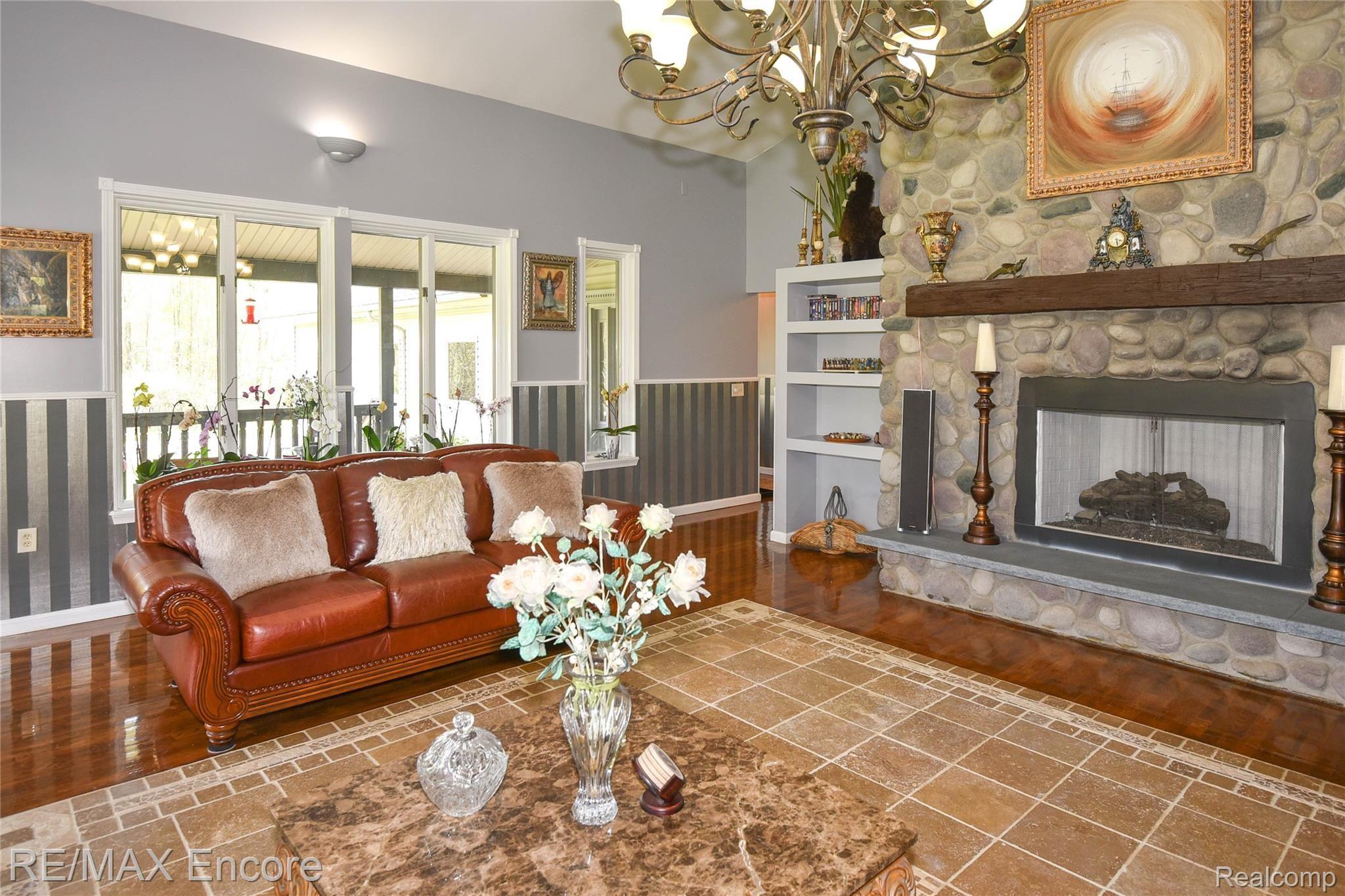 6274 Washburn Road Goodrich, MI 48438 - Photo 42 of 96 Living Room (1).jpg
