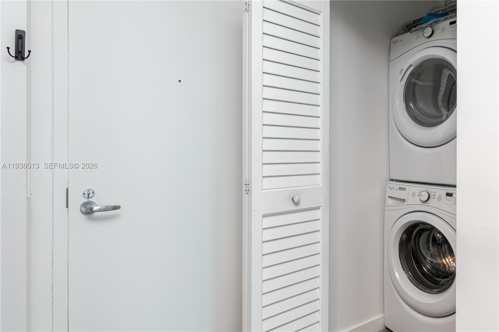 151 Southeast 1st Street, Unit 3103 Miami, FL 33131 - Photo 27 of 51 a utility room with dryer and washer