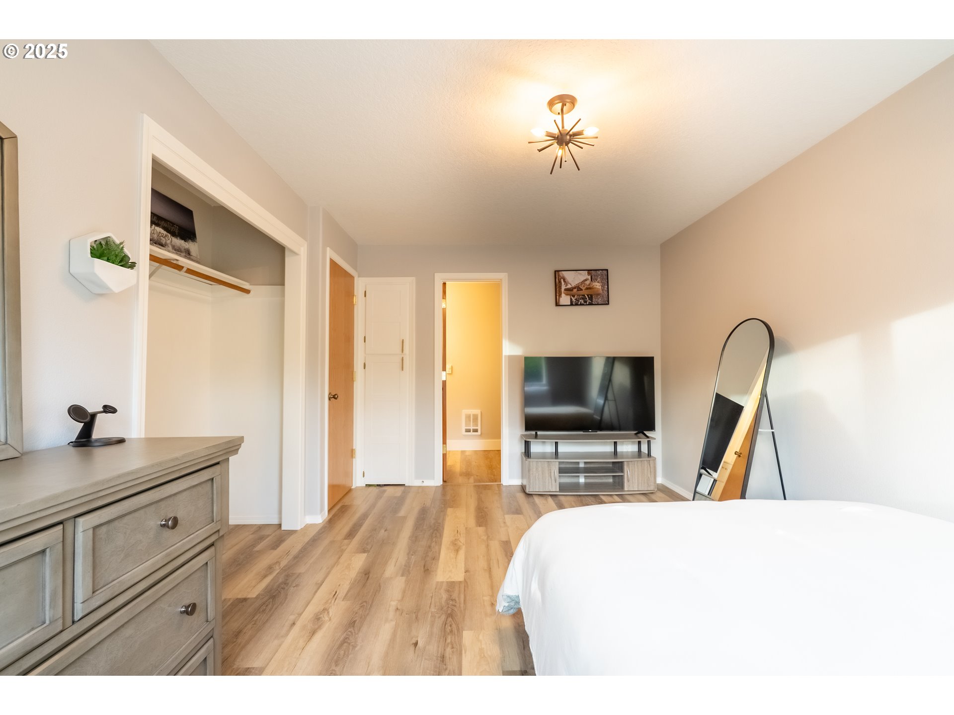 8925 Southwest 80th Avenue Portland, OR 97223 - Photo 12 of 48