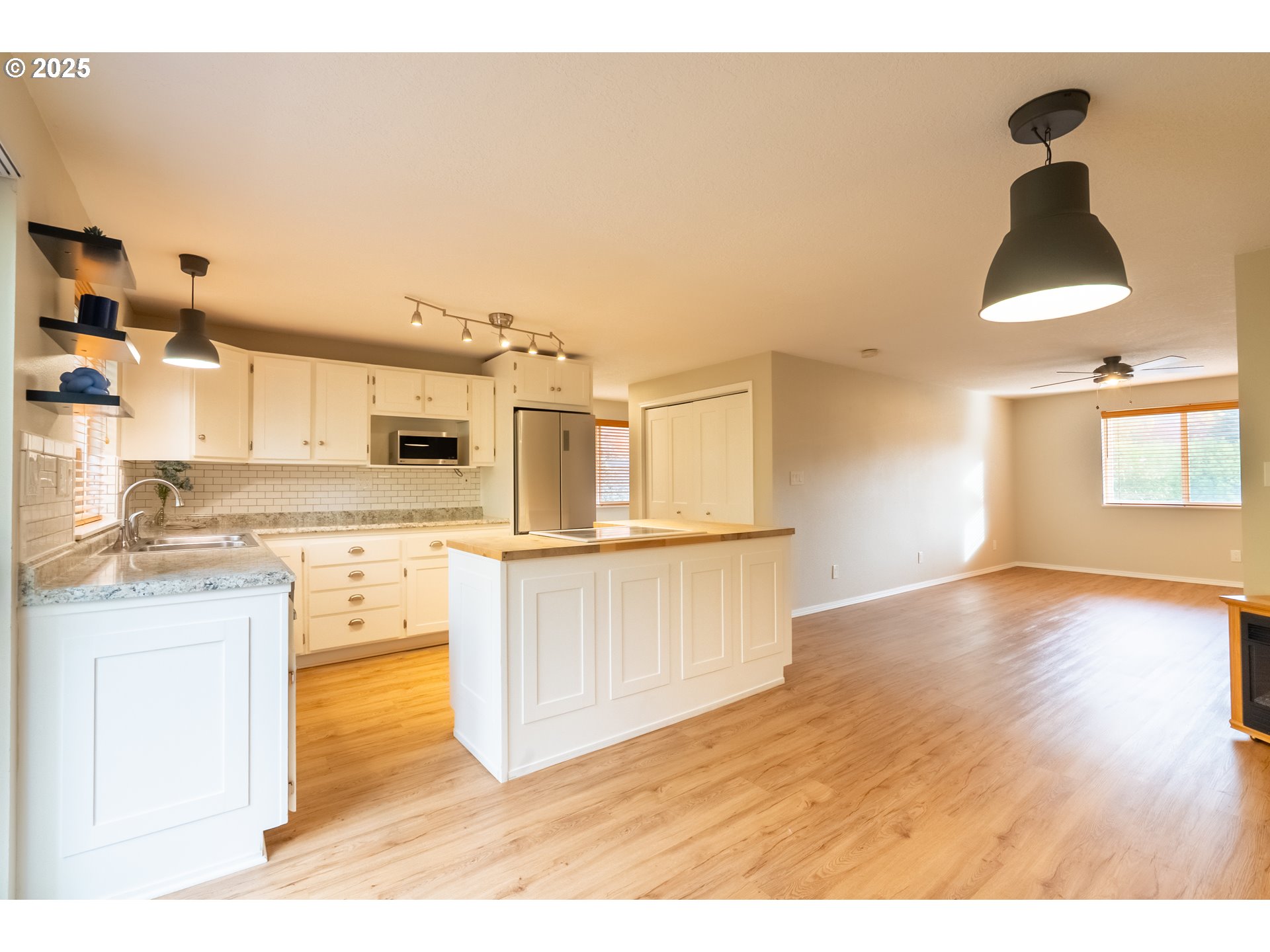 8925 Southwest 80th Avenue Portland, OR 97223 - Photo 29 of 48 Kitchen/Dining Room