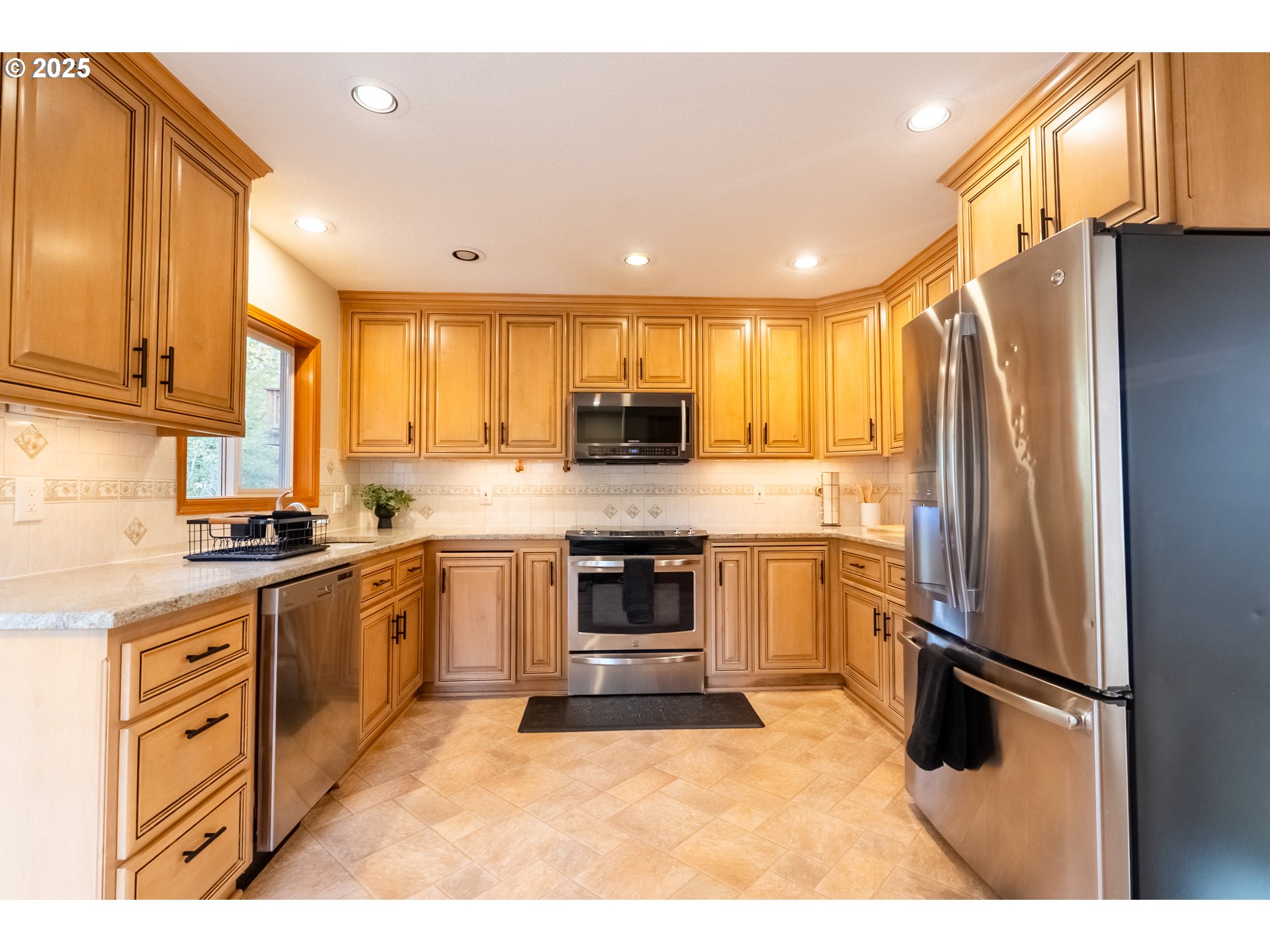 8925 Southwest 80th Avenue Portland, OR 97223 - Photo 7 of 48