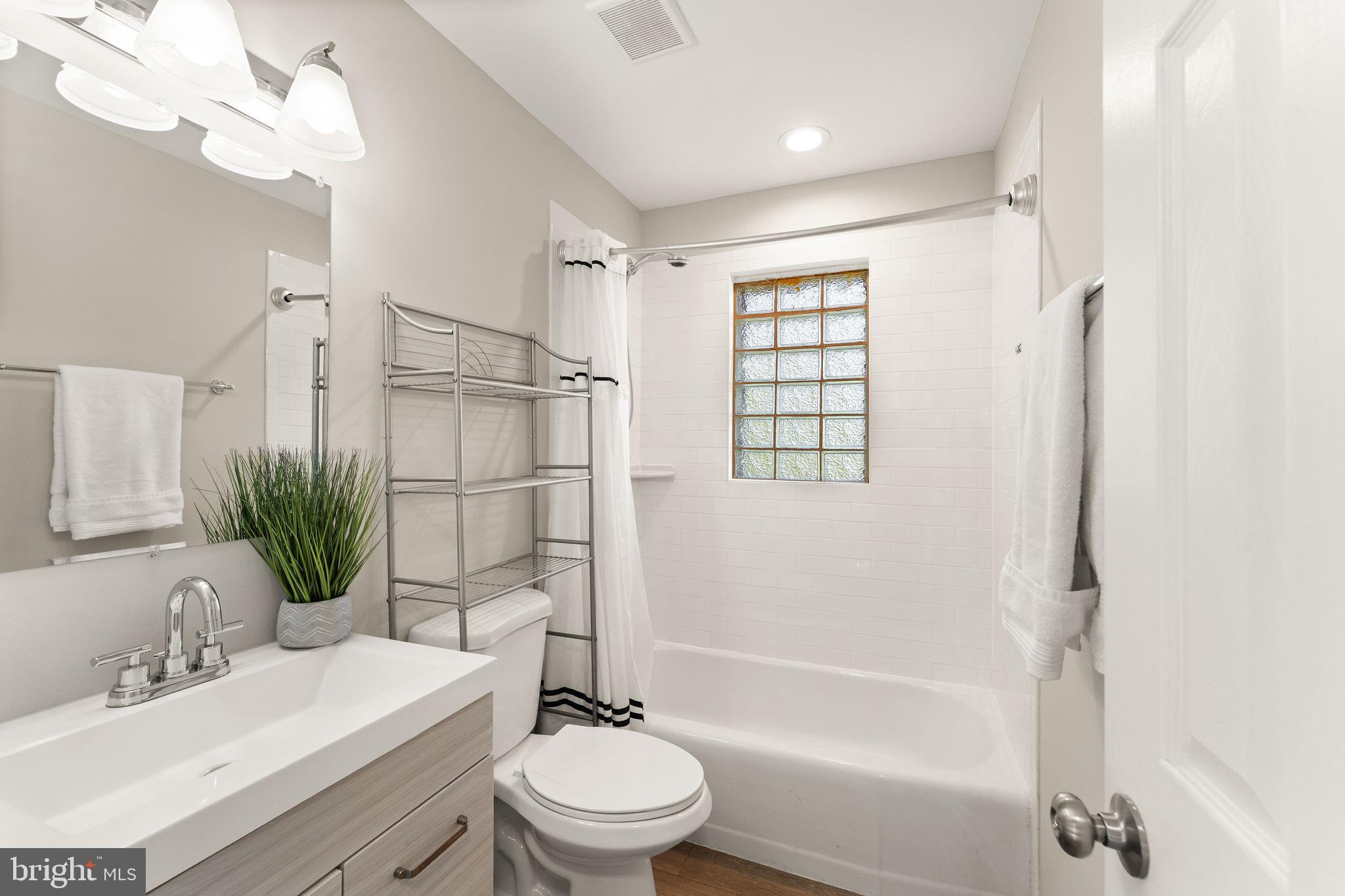 7526 Alleghany Road Manassas, VA 20111 - Photo 24 of 59 Sunny bathroom