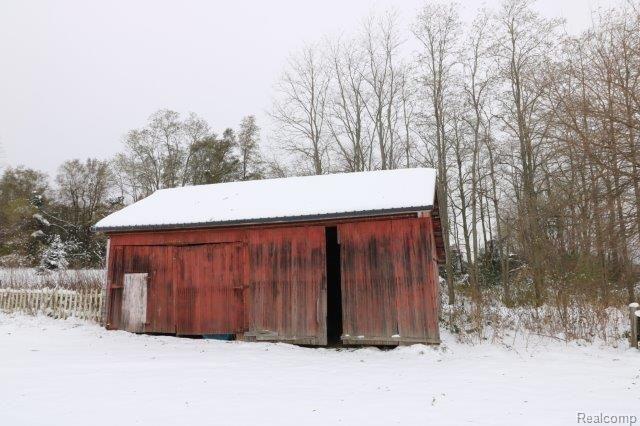 2705 East Newark Road Lapeer, MI 48446 - Photo 26 of 31 IMG_4352.jpg