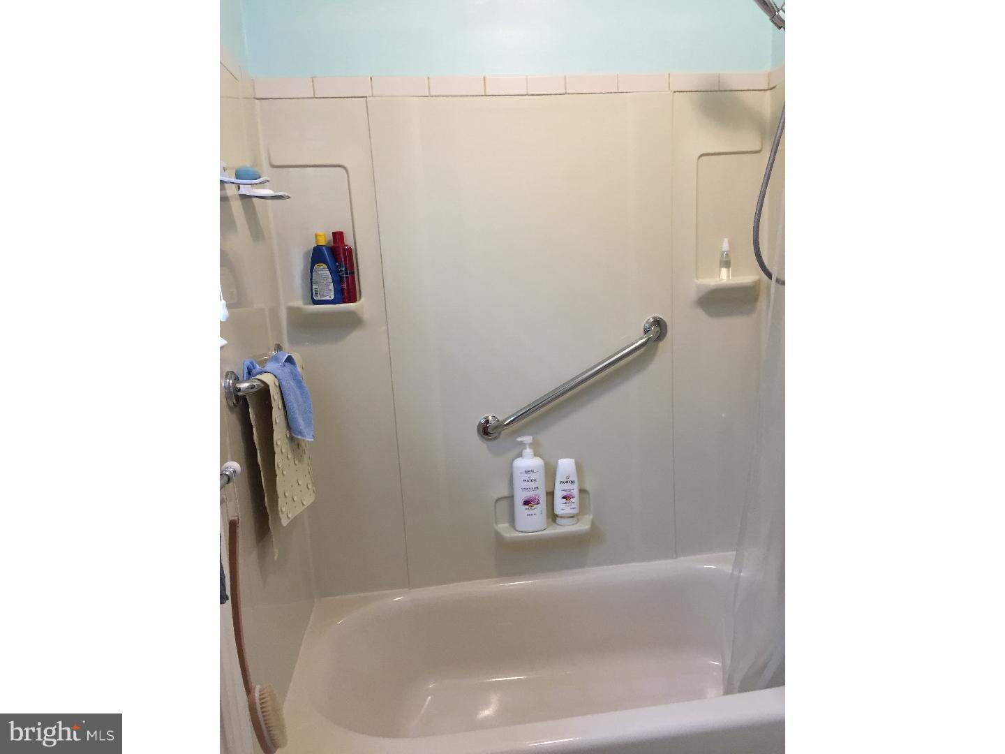 15212 Wayside Road Philadelphia, PA 19116 - Photo 20 of 25 Bathroom