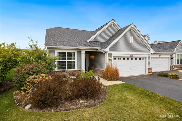 a view of a house with backyard