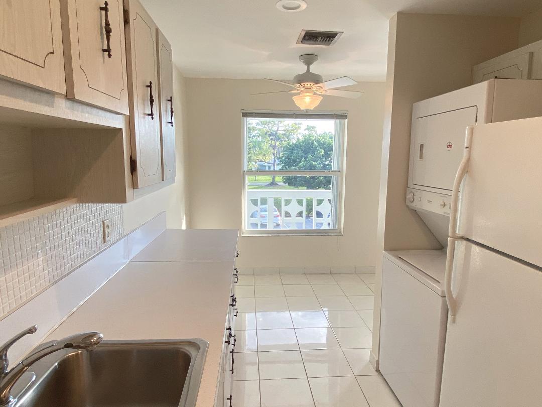 2731 Southwest 15th Street, Unit 203 Delray Beach, FL 33445 - Photo 6 of 15 Kitchen