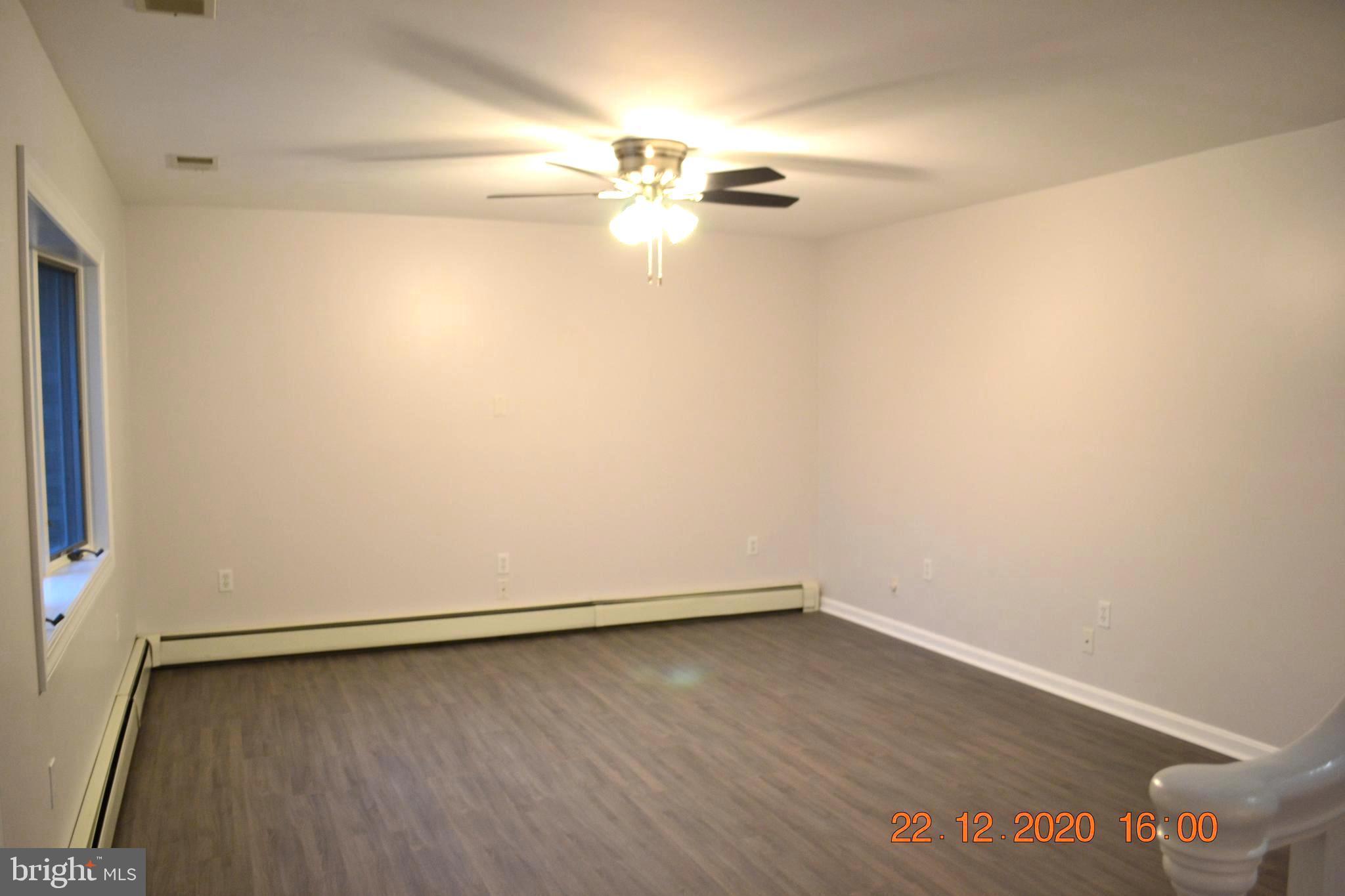 7786 West Shore Road Pasadena, MD 21122 - Photo 16 of 51 Living Room