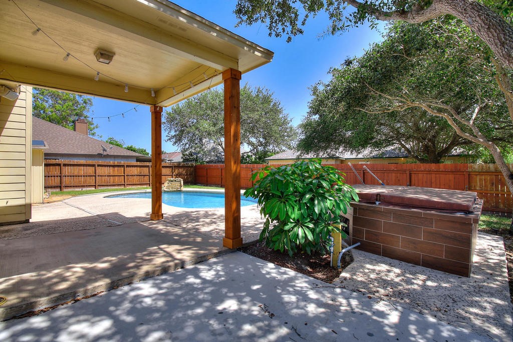 5101 Cavendish Drive Corpus Christi, TX 78413 - Photo 4 of 40 a view of a bench in the backyard