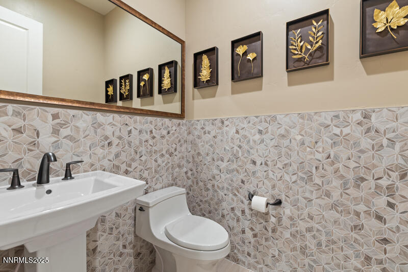 8900 Suncreek Court Reno, NV 89523 - Photo 23 of 74 a bathroom with a toilet sink and mirror