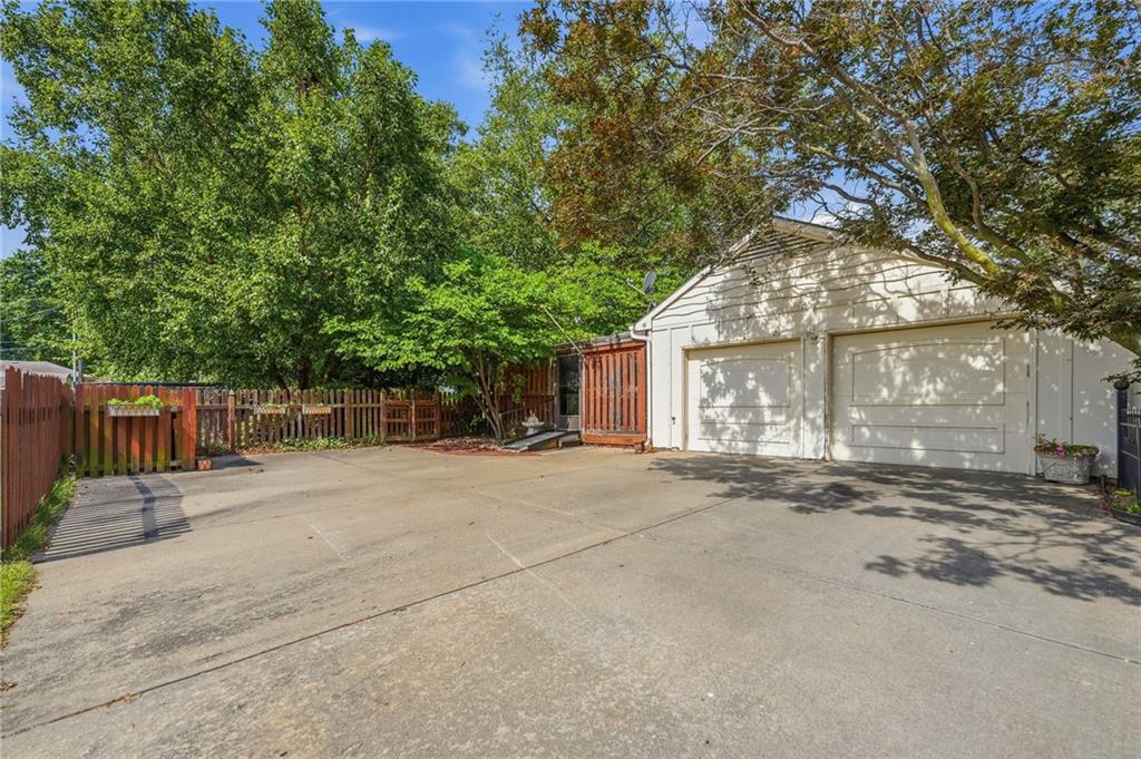 11715 Markham Road Independence, MO 64052 - Photo 5 of 38 Gallery Image 5