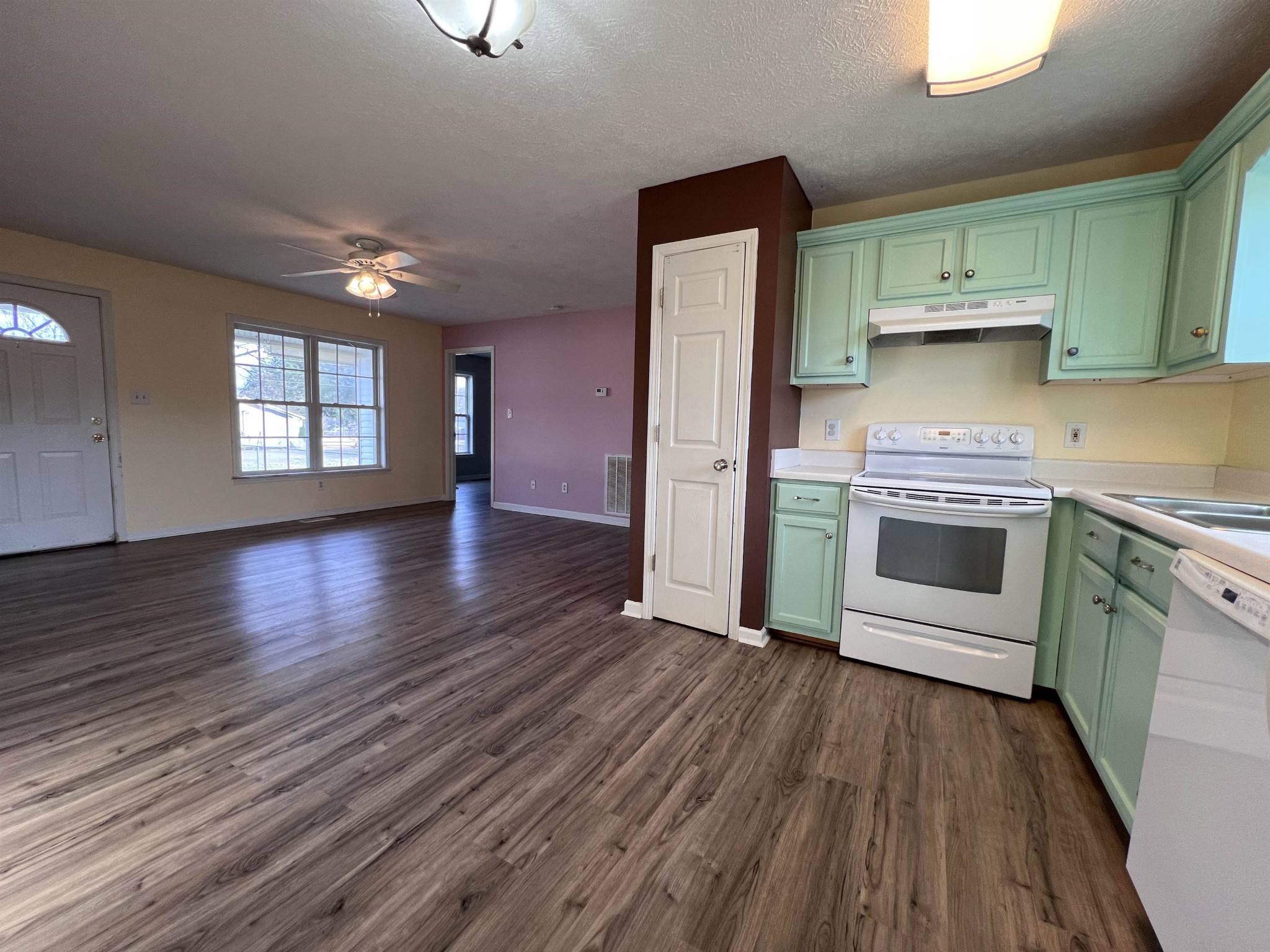 530 Stout Street Savannah, TN 38372 - Photo 11 of 39 a kitchen with granite countertop wooden floors and stainless steel appliances