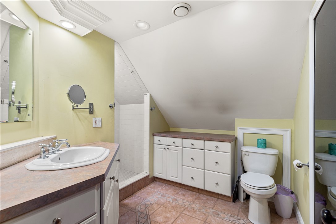 73 Strathmore Road Cranston, RI 02905 - Photo 34 of 49 3rd Floor Bathroom