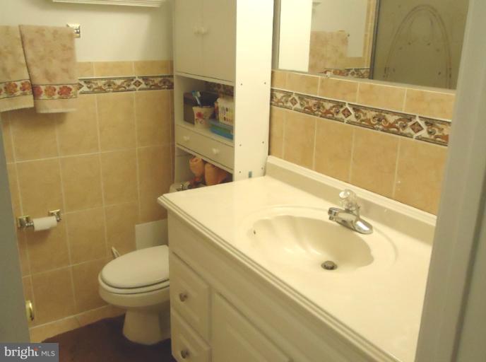 8303 Wickham Road Springfield, VA 22152 - Photo 11 of 23 Bath (upper level)