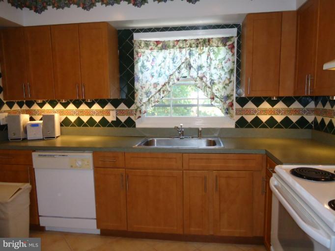 8303 Wickham Road Springfield, VA 22152 - Photo 16 of 23 Kitchen