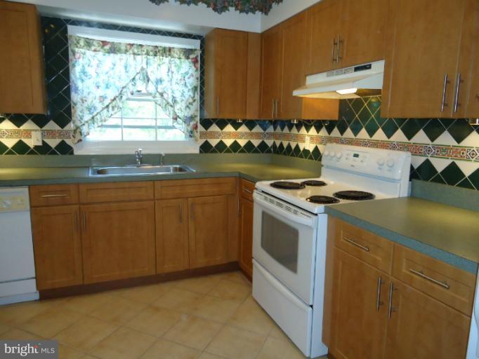 8303 Wickham Road Springfield, VA 22152 - Photo 5 of 23 Kitchen