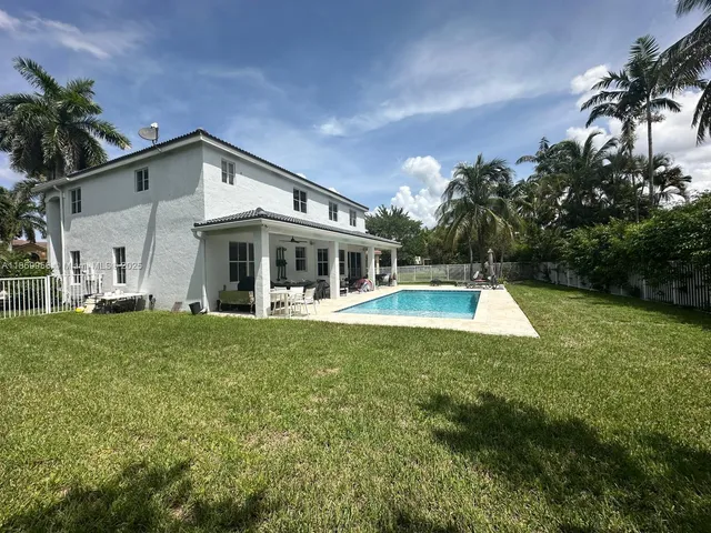 a view of a backyard