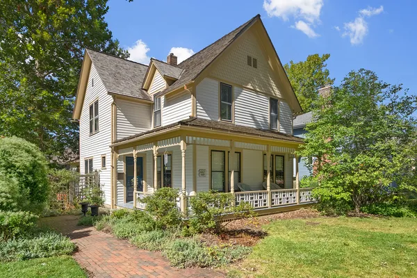 $850,000 | 4816 Linscott Avenue, Downers Grove, IL 60515