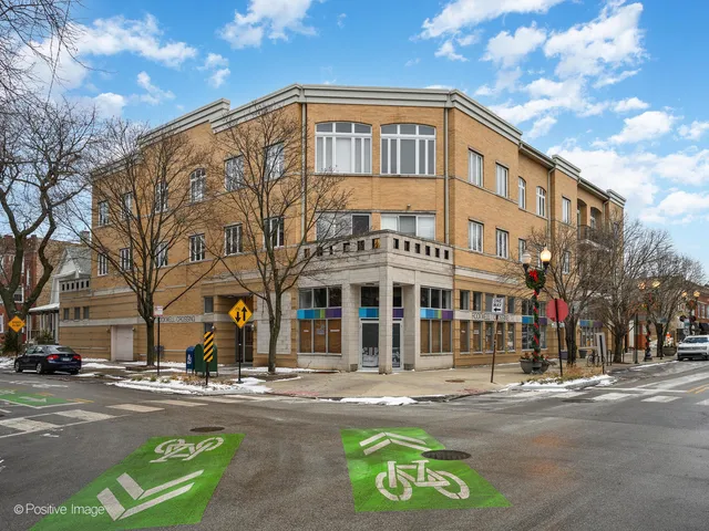 $460,000 | 2555 West Leland Avenue, Unit 204, Chicago, IL 60625