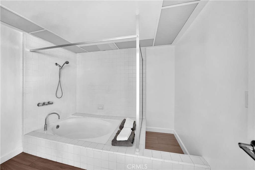 13 Willowbrook Irvine, CA 92604 - Photo 18 of 34 a bathroom with a bath tub