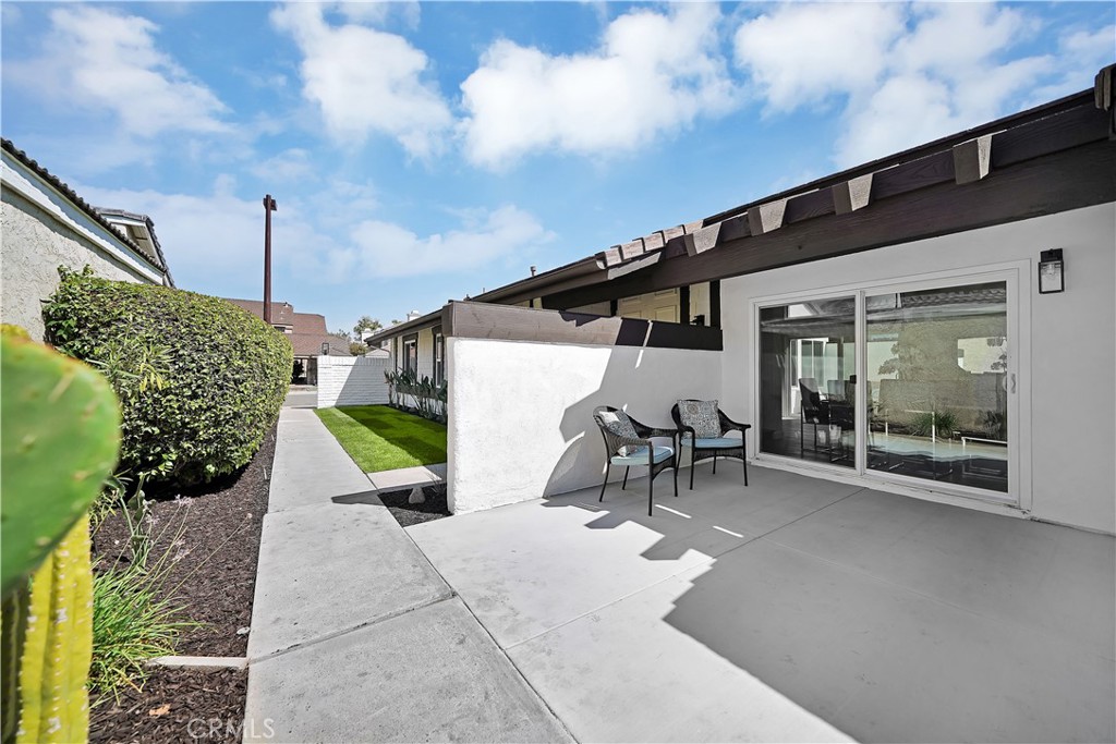 13 Willowbrook Irvine, CA 92604 - Photo 23 of 34 a living room with furniture