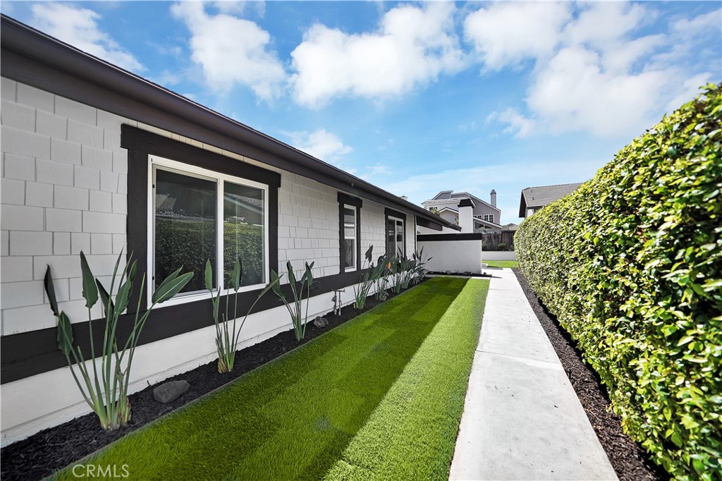 13 Willowbrook Irvine, CA 92604 - Photo 24 of 34 a house view with a garden space