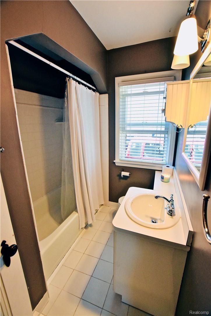 2268 Cambridge Road Berkley, MI 48072 - Photo 11 of 17 fullsizeoutput_33b1.jpeg