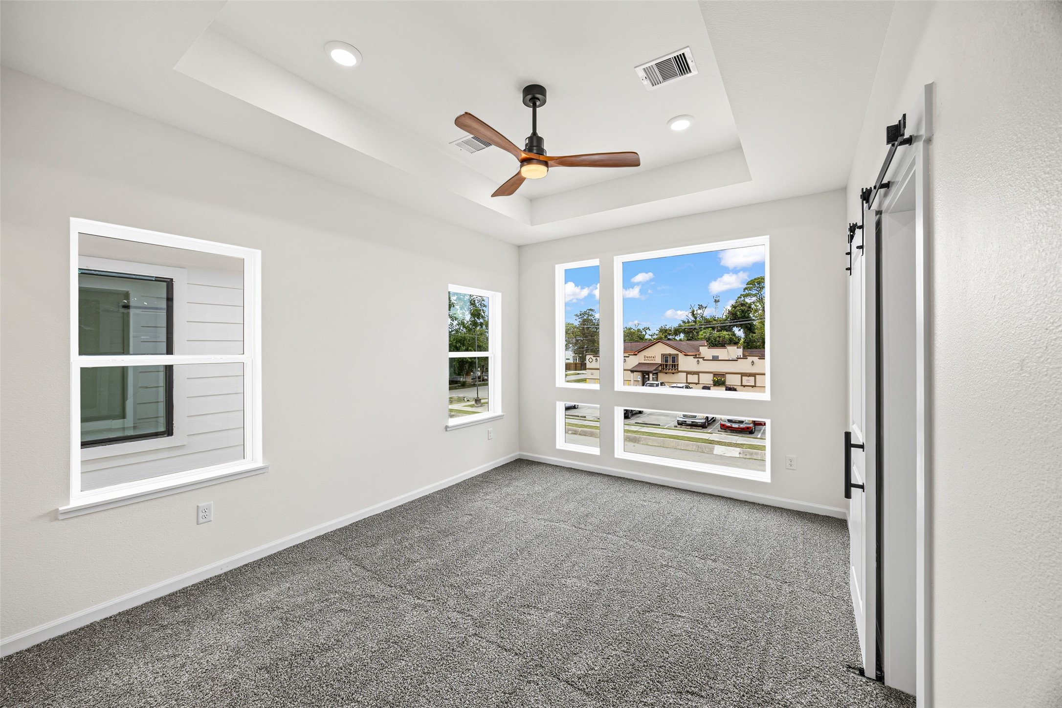441 Hahlo Street Houston, TX 77020 - Photo 19 of 28 en empty room with window and ceiling fan