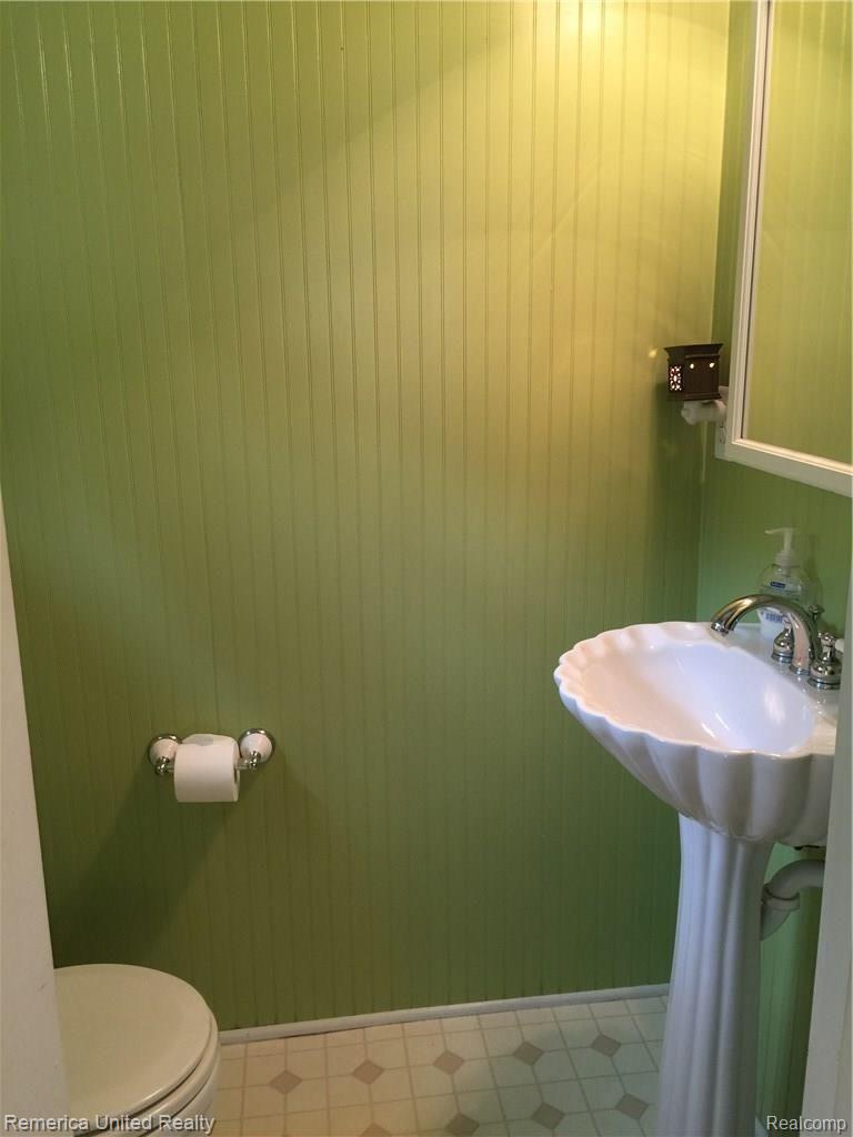 11 South Holcomb Road Clarkston, MI 48346 - Photo 12 of 28 First Floor Powder Room