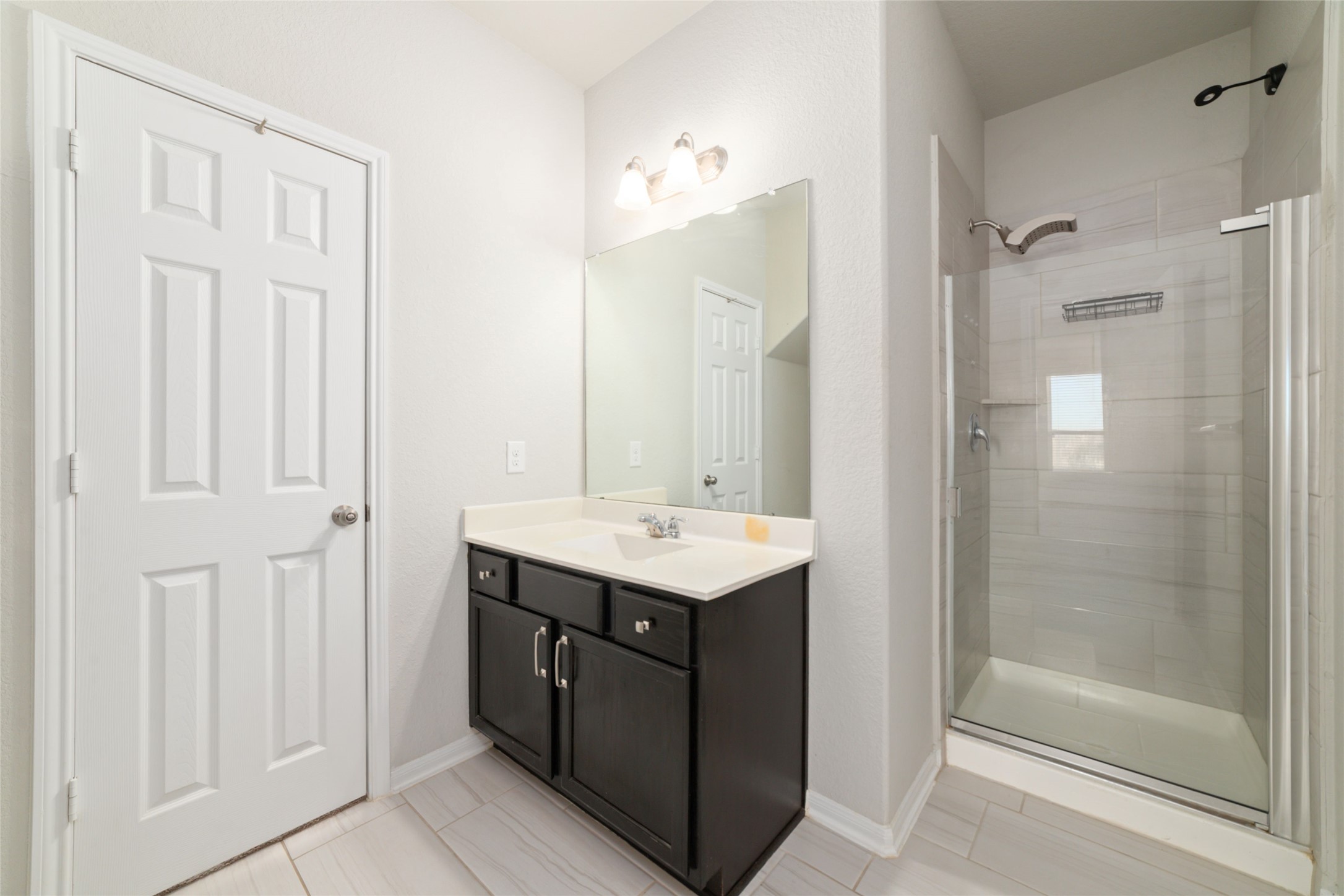 14838 Ruddy Duck Lane Houston, TX 77049 - Photo 16 of 33 A full downstairs bathroom with direct access from the downstairs bedroom, offering added convenience and functionality.