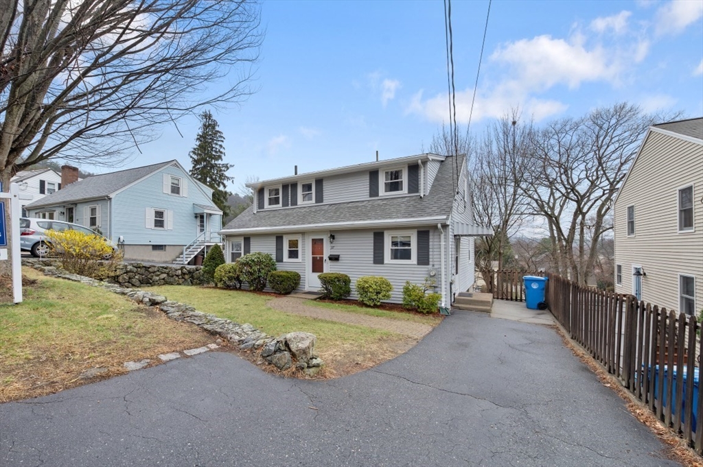 37 Upland Road Waltham, MA 02451 - Photo 3 of 28